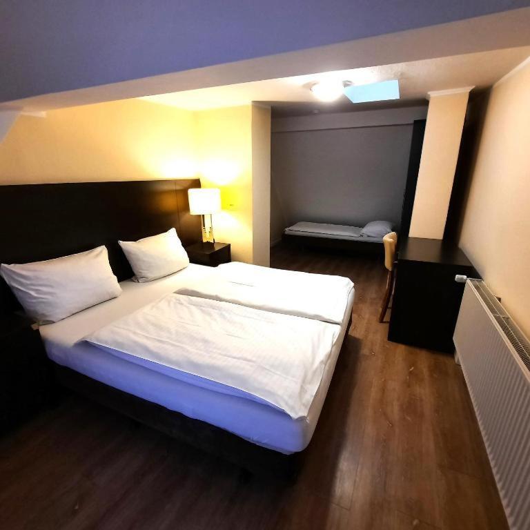 Hotel Ariana Koeln Экстерьер фото